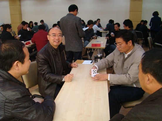 ��һ��˫���＾�˶���Բ����Ļ